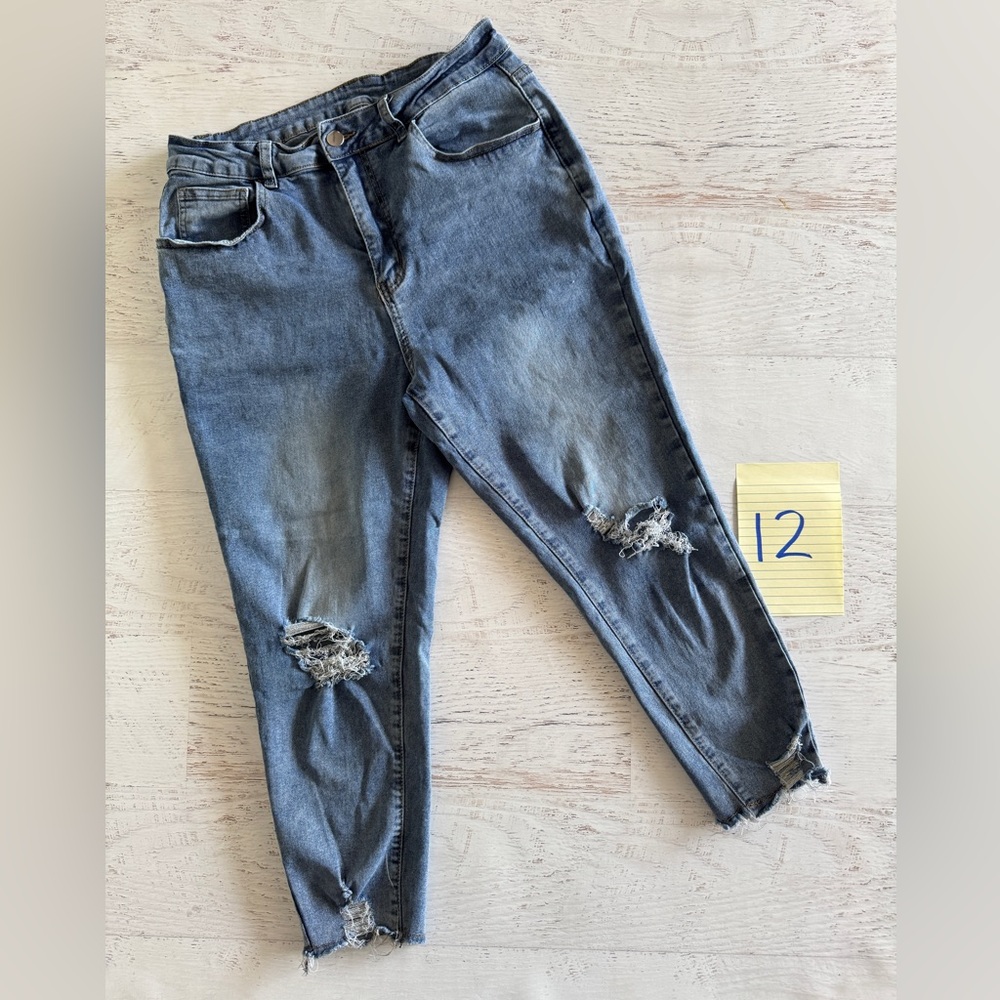 Distressed capri length jeans. Shein curve size 0XL. Gently loved 💙